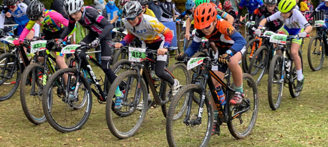 Nils Strauch holt Bronze beim MTB XCO in Gedern/Hessen im Rahmen der Deutschen Meisterschaften U15/U17 Korbinian Krügl bei der U9m auf Platz 5 – Sofia Maurer ebenfalls Fünfte bei der U13w – Kilian Krügl bärenstark aber mit Sturzpech – weitere gute Platzierungen