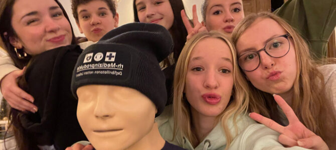 Defibrillator-Schulung für Nachwuchstrainerinnen des UFC Ellingen