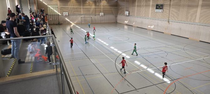 Große Teamnachfrage beim letzten Fußball-Freizeit-Hallenturnier der Saison: 15 Teams kämpften in Ellingen um Pokale – Gastgeber UFC belegte Rang 2 bei der U9